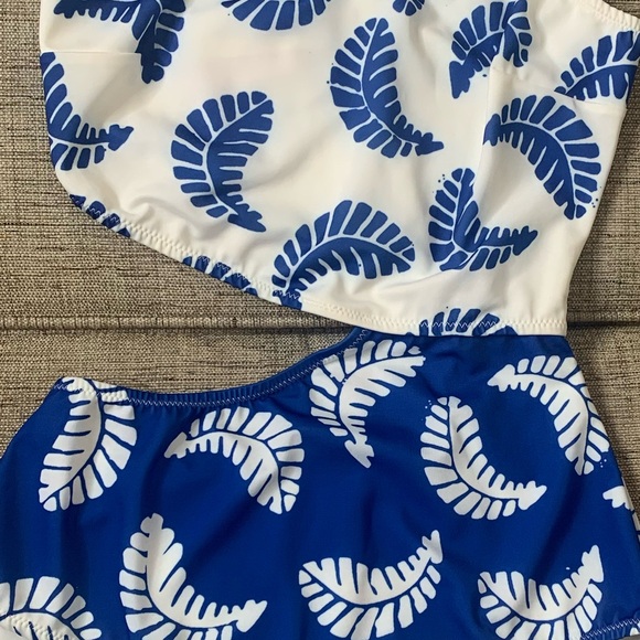 NWT AQUA x STUDIO 189 One-Shoulder Monokini, Colorblock White/Blue, Size Medium - Picture 4 of 5